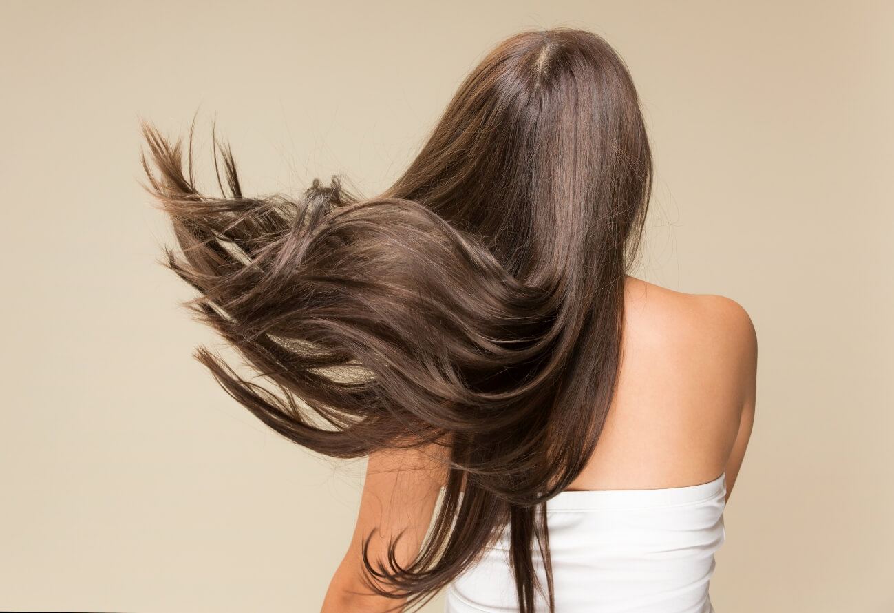 Mujer con melena en movimiento