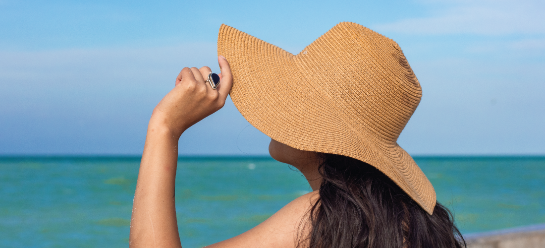 Mujer protegiéndose del sol